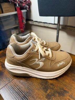 Gdefy Beige Platform Walking Sneakers GDEFY by Gravity Defyer Orion Size 7